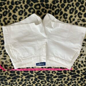 Old Navy /whiteCream Shorts pockets button closure Comfy women’s size 4. Chino